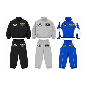 Ensemble deux pièces pour homme avec logo personnalisé, survêtement d'été en satin, impression sérigraphique, chemise à manches courtes zippée, short cargo, séchage rapide - Product Image 3