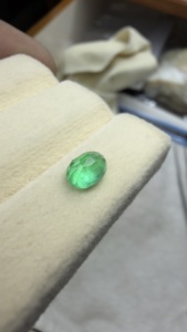 Esmeralda Colombiana Natural Certificada de 7x5 MM, Corte Ovalado, Color Verde Intenso, Piedra Preciosa Suelta de 0.98 Quilates - Product Image 6