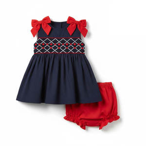 Adorable ensemble de bloomers pour bébé fille avec cœurs brodés à la main pour la Saint-Valentin - Product Image 1