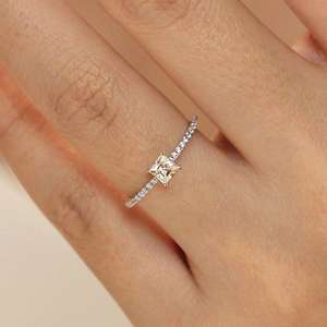 Bague solitaire en diamant taille carrée avec bande pavée étincelante – Bague de mariée classique et élégante pour femme, bijoux en diamant - Product Image 1