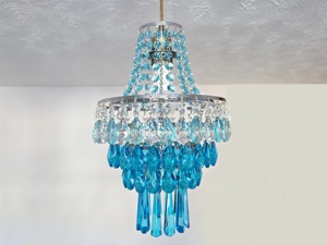 Lustre élégant en cristal bleu avec pendentifs en verre en forme de goutte d'eau - Product Image 1