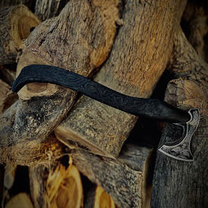 ขวานไวกิ้งเกรดอุตสาหกรรมพรีเมียม งานแฮนด์เมด แรงบันดาลใจจากมรดกทางวัฒนธรรมนอร์ดิก หัวเหล็ก ด้ามไม้ หุ้มหนัง พร้อมของตกแต่ง เหมาะสำหรับเป็นของขวัญ - Product Image 4