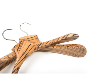 Cintre en bois léger et unique pour suspendre les vêtements d'enfants, finition de qualité supérieure, article de décoration pour armoire - Product Image 6