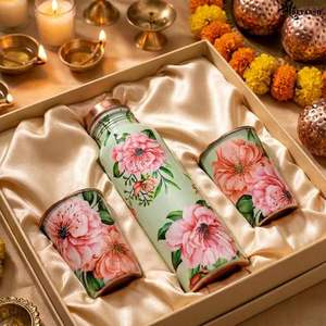 Bouteille d'eau en cuivre à motif floral avec deux tasses, ensemble de vaisselle portable pour la maison - Product Image 3