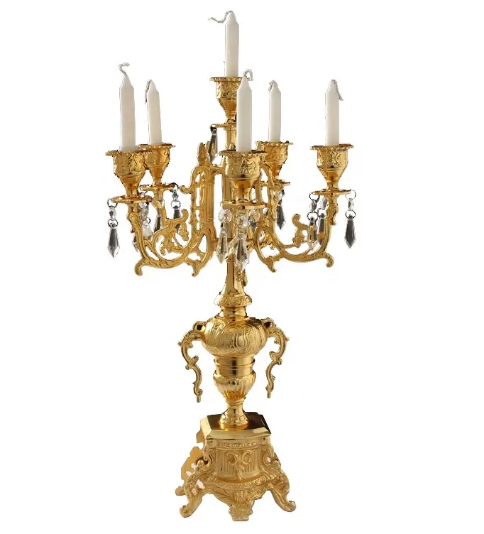 Candelabros de metal com seis lâmpadas douradas