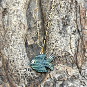 Collar con Colgante de Pez de Labradorita Tallada a Mano con Circonitas, Piedra Preciosa Natural, Chapado en Oro de 18k, Cadena de Latón Vintage de 22 Pulgadas, Diseño Náutico - Product Image 4