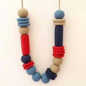 Bijoux bohèmes faits à la main pour femmes - Collier en perles de bois et résine rustique, style décontracté, assortiment - Product Image 2