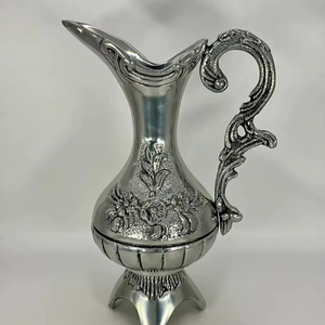 Pichet en argent de style vintage orné avec motif floral gravé et poignée courbée – Vaisselle élégante pour la décoration et l'exposition à la maison - Product Image 1