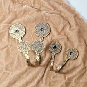 Gancho de latón hecho a mano, antideslizante, diseño clásico, gancho de latón para sujetar ropa, accesorios para armario, de Universal Overseas - Product Image 5