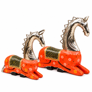 Figurine décorative de cheval assis en bois peint à la main, motif floral |   Statue traditionnelle indienne faite à la main |   Décoration intérieure - Product Image 1