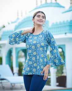 Blusa de Rayón Azul para Mujer, Estampado Floral, Corte Regular, Manga Tres Cuartos, Cuello Redondo, Diseño Casual para Uso Diario - Product Image 1