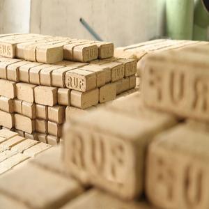 Briquettes de granulés de bois 100% conformes aux normes européennes pour systèmes de chauffage, haute densité 680 kg/m2, faible humidité 99,99% à l'origine - Product Image 5