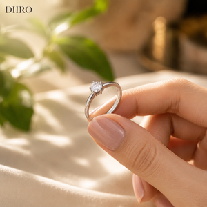 Anillo de Compromiso Clásico de Moissanita con Seis Puntas, Corte Redondo, Chapado en Oro Blanco de 18K - Product Image 4