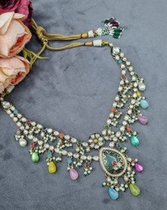 Ensemble de bijoux ethniques traditionnels de luxe en forme de poire, collier Kundan avec boucles d'oreilles et mangtika, pour les occasions spéciales - Product Image 5