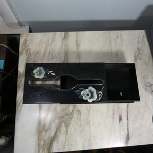 Caja de pañuelos metálica pintada con opción de montaje en pared, negra con flores pintadas - de una finca inglesa - Product Image 1
