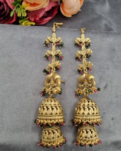 Boucles d'oreilles Jhumka en cristal perlé à double dôme avec chaînes de cheveux intégrées, idéales pour les mariages et les occasions festives – Vente en gros - Product Image 4