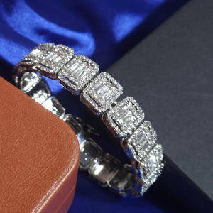 Bracelet tennis de luxe en moissanite taille émeraude, en or blanc, entièrement pavé de pierres, bijou raffiné et audacieux - Product Image 6