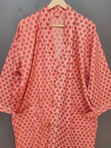 Bata de dormir para mujer con estampado floral coral, manga tres cuartos, largo completo, tejido suave y cierre con cordón - Product Image 3