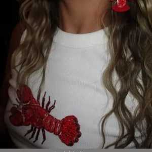 เสื้อกล้ามปักลายดอกชบาสีชมพูประดับเปลือกหอยสไตล์ทรอปิคอล  ผ้าฝ้ายริบสีขาว  ซัพพลายเออร์ที่ดีที่สุด - Product Image 3