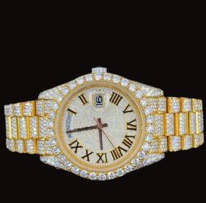 Reloj de pulsera clásico personalizado de fábrica con diamantes de moissanita, esfera redonda, movimiento de cuarzo dorado para hombre, estilo hip hop brillante - Product Image 1