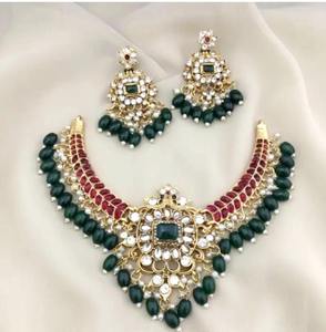 Collar afgano Kuchi ornamentado con paneles rectangulares plateados con detalles en azul lapislázuli y delicada flecos de monedas. - Product Image 3