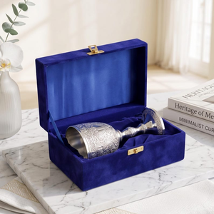 Gobelet élégant en or et argent orné d'un motif cœur et de détails gravés floraux, calice décoratif, décoration et cadeau - Product Image 3