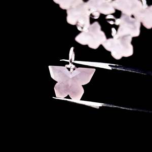 Colgante de mariposa de cuarzo rosa AAA, plata 925, tallado a mano, amuleto de piedra preciosa, colgante de cuarzo rosa natural para fabricación de joyas al por mayor - Product Image 1