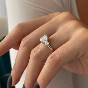 Bague à trois pierres en diamant de laboratoire de 3 carats, taille coussin carrée, E VVS2, or blanc 14 carats, certifiée IGI - Product Image 3