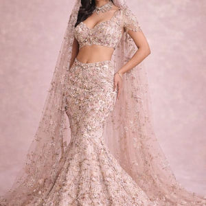 Lehenga Choli de haute qualité fait main pour femmes, robe brodée en soie et en tulle pour mariage et occasions spéciales. - Product Image 1
