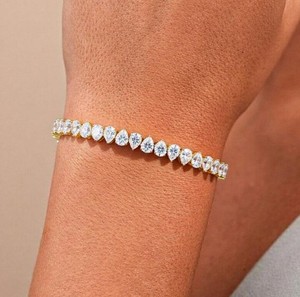 Pulsera con Dijes de Moissanita en Plata de Ley, Joyería Fina Elegante y de Lujo para Mujer, Regalo de Aniversario de Bodas - Product Image 4