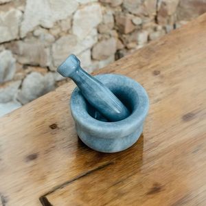 Mortier et pilon en marbre pour la cuisine, idéal pour moudre les épices, l'ail, le gingembre et préparer des recettes fraîches. - Product Image 1