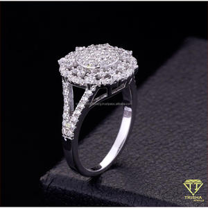 Bague cocktail de luxe en argent sterling 925 avec cluster de diamants moissanite, centre rond surélevé et détails de pierres brillantes - Product Image 4