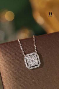 Collier pendentif personnalisé en or avec grappe de diamants baguette et ronds – Fabricant de bijoux fins - Product Image 5