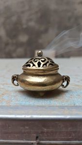 Quemador de Incienso Metálico Tradicional Hecho a Mano con Diseño Intrincado para Rituales Religiosos, Decoración del Hogar o Templo - Product Image 4