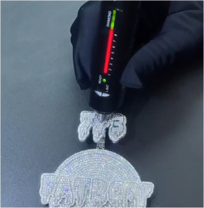 จี้เงินแท้ 925 ประดับเพชรโมอิสซาไนต์ VVS แบบสั่งทำพิเศษ สไตล์ฮิปฮอปสำหรับผู้ชาย รูปทรงกลมเจียระไนแบบเหลี่ยม พร้อมตัวอักษรย่อ - Product Image 1