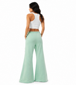 Pantalones de chándal acampanados de estilo urbano para mujer, de algodón grueso con forro polar de 450 GSM, joggers acampanados de felpa para invierno - Product Image 4