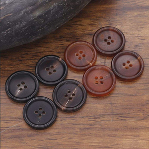 กระดุมเขาควายแท้ธรรมชาติจากอินเดีย แบบแบน 4 รู สำหรับงาน DIY - Product Image 1