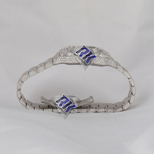 Montre en moissanite fabriquée en Inde, montre-bracelet tendance avec cadran en pierres scintillantes et construction en acier inoxydable durable - Product Image 5