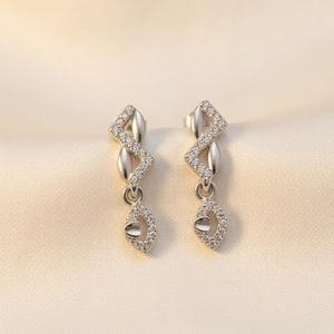 ต่างหูแบบติดหูรูปใบไม้และลายซิกแซกประดับเพชร DIVYORO - Product Image 2