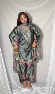 Lancement de nouveaux salwar kameez de créateur pour les occasions spéciales, en tissu satiné lourd Farshi, avec broderies et sequins, séchage rapide, toutes saisons. - Product Image 2