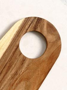 Planche à découper moderne avec grand trou de préhension, bords arrondis lisses, surface compatible avec les couteaux, idéale pour couper, servir et décorer - Product Image 3