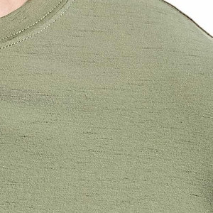 Camisetas elegantes para hombre con diseño moderno y material ligero, perfectas para uso casual y moda urbana. - Product Image 6