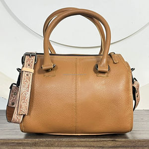Bolso de Cuero Vacuno Hecho a Mano con Diseño de Corazón, Estilo Bandolera, para Fin de Semana, Unisex, Regalo, Estilo Boutique - Product Image 5