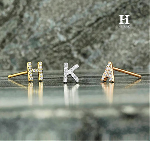 Pendientes Personalizados con Letra Inicial en Oro de 10K/14K/18K, Diamantes Cultivados en Laboratorio Certificados por IGI GIA, Joyería con Letras del Alfabeto - Product Image 2