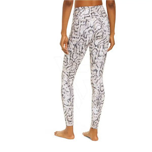 Leggings de yoga taille haute sans couture pour femme, couleur unie, en polyester/nylon, avec taille élastique et tissu extensible réfléchissant - Product Image 4