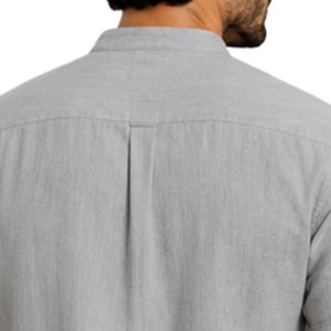 เสื้อเชิ้ตผ้าลินินผสมฝ้ายสีเทาอ่อนแบบสั่งทำพิเศษสำหรับผู้ชาย คอจีน แขนสั้น สไตล์ลำลอง ระบายอากาศได้ดี เหมาะสำหรับฤดูร้อน ดีไซน์เรียบง่าย รับผลิตแบบ OEM ODM - Product Image 4