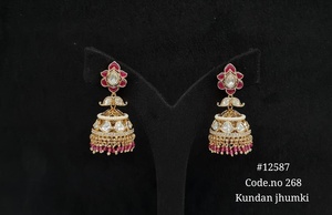 Pendientes Jhumki Kundan Verdes 12587, Pendientes de Flores de Latón Chapado en Oro Mehandi para Bodas Tradicionales y Fiestas, para Mujer - Product Image 2