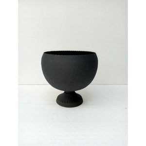 Vase Urne Industriel en Métal Noir Mat, Bol Décoratif Martelé Fait Main, Pot de Plante à Bord Festonné, Vase Minimaliste pour Décoration Intérieure - Product Image 1