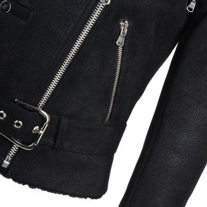 Chaqueta de Motociclista de Cuero Genuino para Mujer con Ribete de Piel y Cierre de Cremallera, Estilo Invernal - Product Image 3