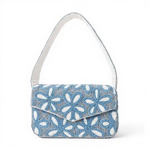 Sac à bandoulière artisanal bleu et blanc perlé pour femme avec motif floral élégant - Product Image 1